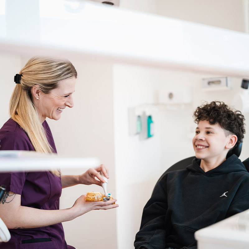 Aufklärung mit jungem Patienten